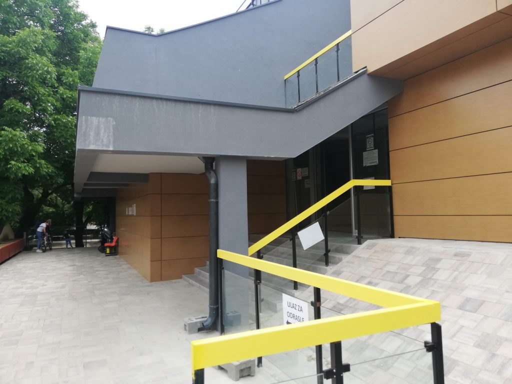 Dom zdravlja Valjevo Ulaz za odrasle na Pedijatriju
