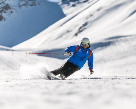 skijas-jakna-skije-sneg