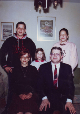 Fotografija-porodice-Andric-iz-devedesetih-godina-20.-veka-Vojislav-Andric-1078x1536-1