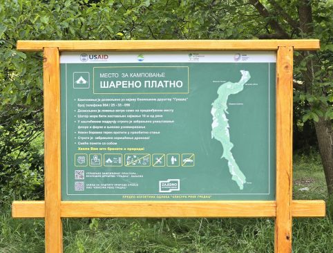 Info tabla na Šarenom platnu
