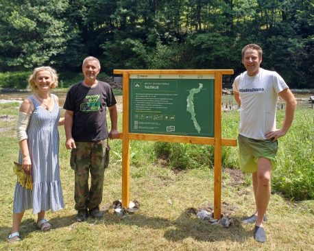 Predstavnici Saveta za čist vazduh i EKOD Gradac - Info tabla u Ćelijama