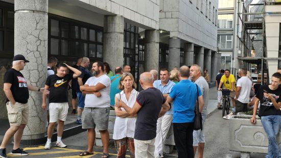Okupljanje-gradana-Valjeva-ispred-zgrade-OJT-Branko-Ivkovic-hapsenje-3-scaled
