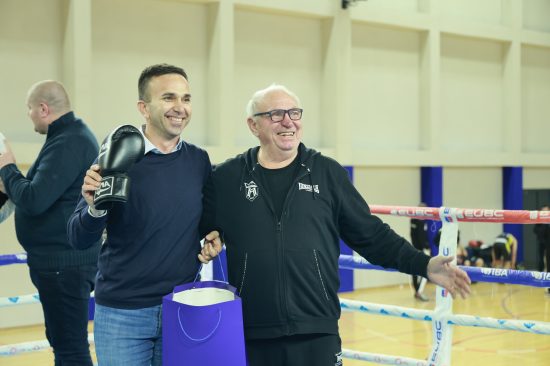 Uručenje bokserskih rukavica Uručenje bokserskih rukavica