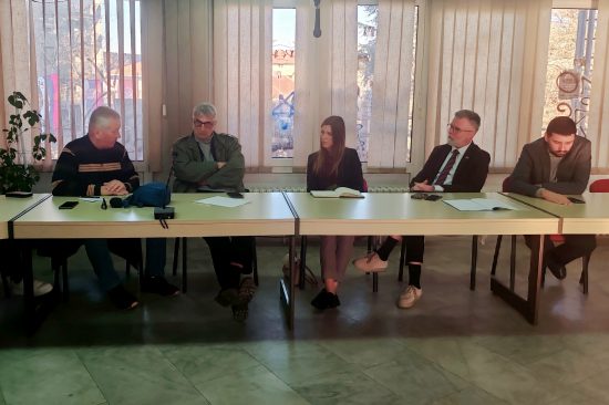 za stolom u sali sa ministrom za stolom u sali sa ministrom